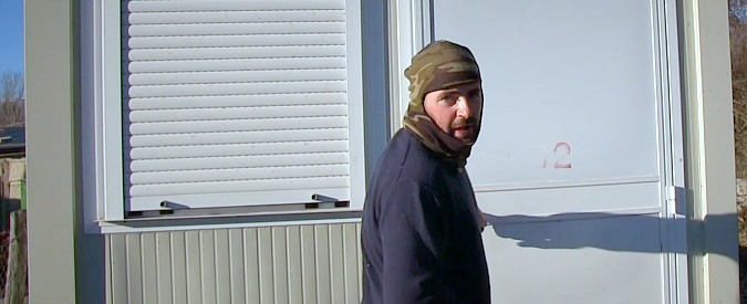 Copertina di Terremoto, casette? “Container da 15 mq per una famiglia”. Intanto si gela, ma chi si arrangia rischia “l’abuso edilizio”