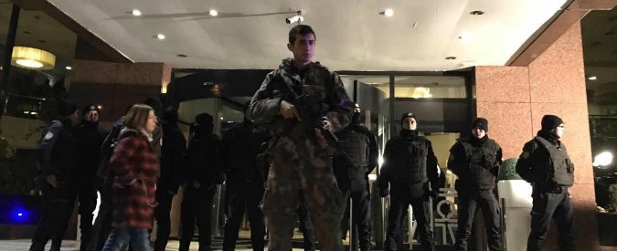 Turchia, sette persone fermate per omicidio ambasciatore russo: “Sei sono familiari del killer”