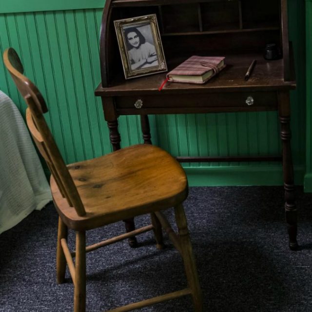 Anna Frank “non fu tradita ma scoperta per caso nel corso di un’indagine”. A svelarlo un nuovo studio