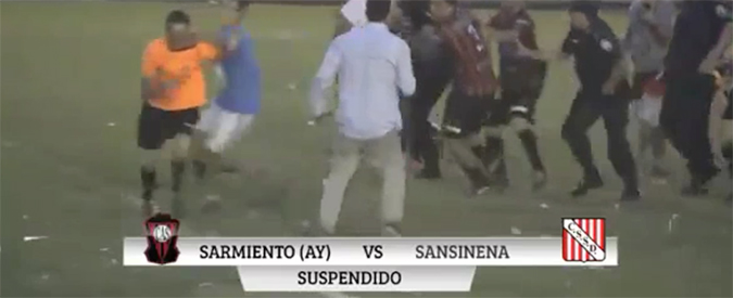 Copertina di Argentina, arbitro non fischia il rigore e la terna viene presa a pugni da calciatori e tifosi