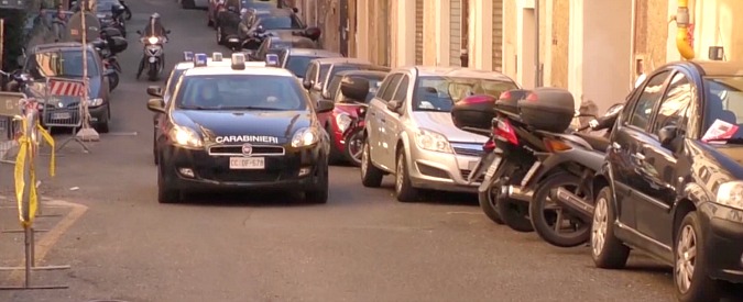 Copertina di Marra si nasconde mentre viene trasferito in carcere. Il passaggio con i carabinieri davanti a fotografi e telecamere