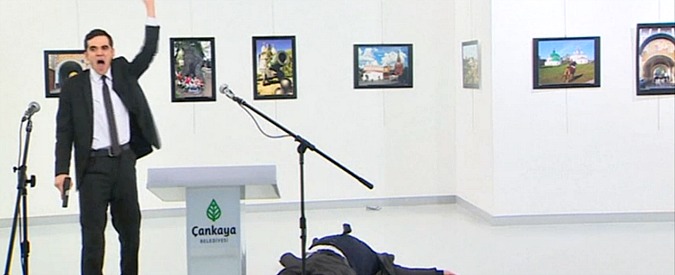 Copertina di Turchia, attentato all’ambasciatore russo. Il killer spara, poi lancia il suo proclama accanto al corpo