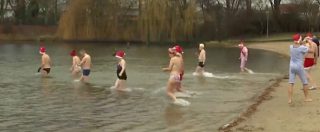 Copertina di Berlino, guarda che “Babbi”: il tuffo di Natale nell’acqua gelida del lago Oranke