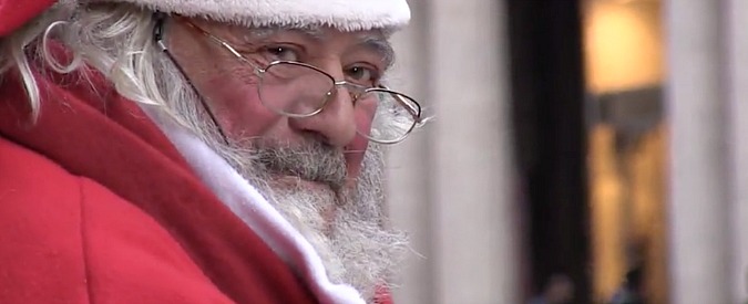 Copertina di Babbo Natale? Un pensionato con la minima: “Racimolo qualcosa e mi sento come se avessi lavorato”