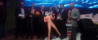 Copertina di Cile, regala bambola gonfiabile a ministro: “Per stimolare economia”. Sdegno di Michelle Bachelet