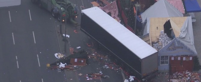 Copertina di Berlino, il giorno dopo l’attentato. La devastazione al mercatino di Natale