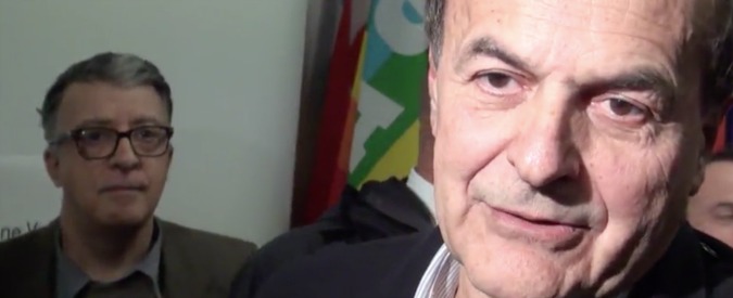 Copertina di Referendum, Bersani e la scheda fac-simile di Renzi: “Io non lo denuncio. Ma non sto sereno”