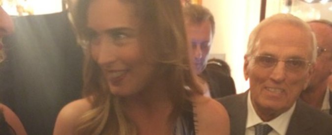 Copertina di San Carlo, la Boschi alla prima dell’Otello inciampa e sbaglia abito. Al suo fianco De Luca e De Magistris