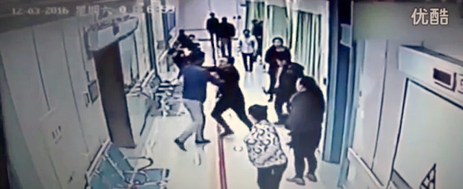 Copertina di Botte da orbi all’ospedale, impresari di pompe funebri si litigano la cremazione. Ma il paziente non è morto