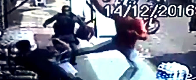 Copertina di Il borseggiatore ha i secondi contati, la polizia lo insegue. Ma a fermarlo non è un agente…