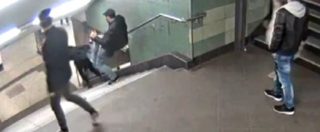 Copertina di Calcio nella schiena senza motivo, donna precipita dalle scale della metro di Berlino. L’inquietante sequenza