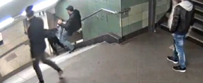 Copertina di Calcio nella schiena senza motivo, donna precipita dalle scale della metro di Berlino. L’inquietante sequenza