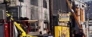 Copertina di California, incendio durante un rave party in un capannone. “Vittime salgono a 33, ma si temono 40 morti”