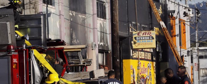 California, incendio durante un rave party in un capannone. “Vittime salgono a 33, ma si temono 40 morti”