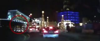 Copertina di Attentato Berlino, in rete un video che mostra il camion mentre irrompe nel mercatino di Natale