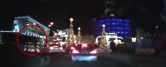 Copertina di Attentato Berlino, in rete un video che mostra il camion mentre irrompe nel mercatino di Natale