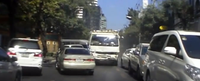 Copertina di Alla guida sotto l’effetto di metanfetamine: scansatevi tutti!