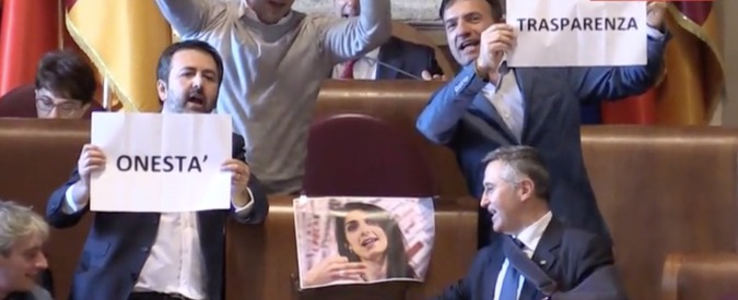Copertina di Roma, caos in consiglio comunale. Consiglieri Pd occupano banchi della giunta: “Onestà, onestà”