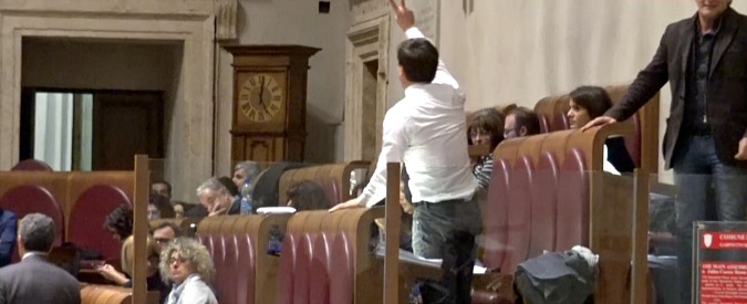 Copertina di Roma, i revisori del Comune bocciano il bilancio previsionale. Opposizioni in Aula: “Mai successo!”