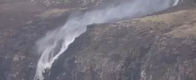 Copertina di Cascata scorre al contrario, l’acqua risale il corso sfidando la forza di gravità. Complice il vento