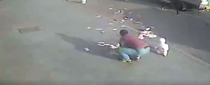 Copertina di Esce dalla banca e getta i soldi al vento, ecco come reagiscono i passanti