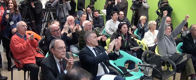 Copertina di Riforme, un boato alla sede del comitato per il No accompagna i primi exit poll