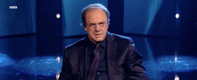 Copertina di Crozza-Padoan all’interrogazione su Mps: “Vengo alla lavagna? Sopra la Banca la capra campa…”