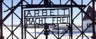 Copertina di Norvegia, ritrovato a Bergen il cancello del lager nazista di Dachau con la scritta “Arbeit macht frei”