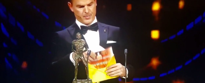 Copertina di De Boer ma che combini? Quando lo spoiler arriva direttamente dal palco