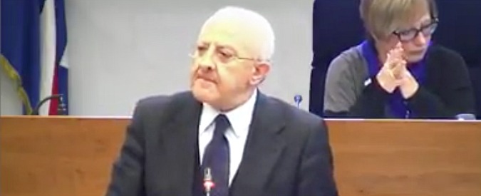 Copertina di De Luca in consiglio regionale sfotte le opposizioni: “Grazie al No manteniamo il nostro livello salariale”