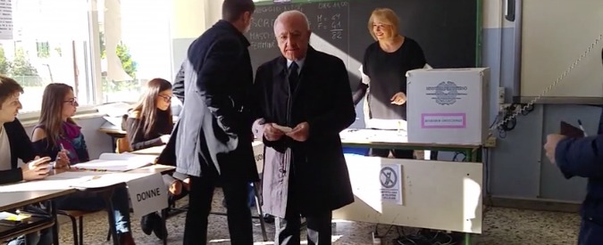 Copertina di Referendum, il governatore della Campania Vincenzo De Luca al seggio con i figli