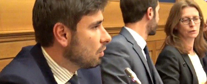 Copertina di Mediaset-Vivendi, M5S diviso. Toninelli: “Governo intervenga”. Di Battista: “Perché l’esecutivo è intervenuto così presto?”