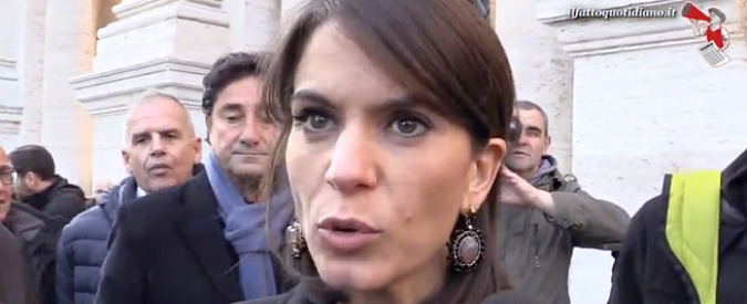 Copertina di Marra arrestato, Di Biase (Pd): “Non chiediamo le dimissioni della Raggi”. I marziani la contestano: “Vergogna”