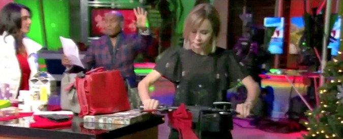 Copertina di Che schianto la giornalista! Prova lo scooter elettrico in diretta Tv: finisce malissimo