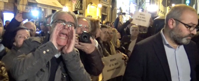 Copertina di Direzione Pd, il renziano Nobili distribuisce volantini a chi contesta la minoranza. “E’ semplice sostegno al segretario”