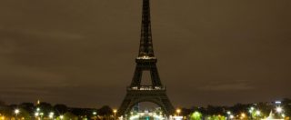 Copertina di Aleppo, dalla Torre Eiffel a Montecitorio: in tutto il mondo si spengono le luci in segno di solidarietà