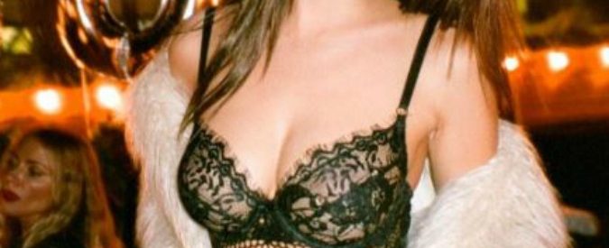 Emily Ratajkowski raggiunge dieci milioni di follower su Instagram e festeggia con una foto da sexy studentessa