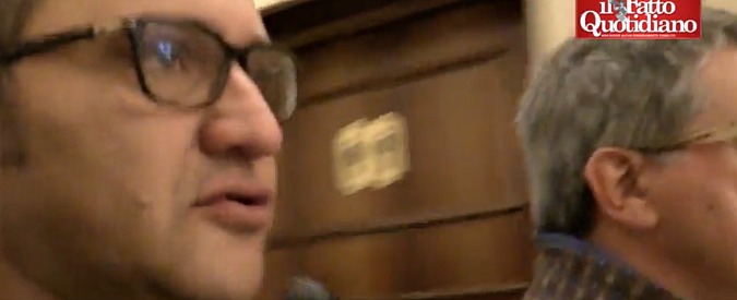 Copertina di Marra arrestato, De Vito (M5S) allontana le telecamere. Ferrara (M5S): “Problema non esiste, sostituiremo Marra”