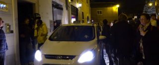 Copertina di Marra arrestato, i big M5S fuggono nei taxi per evitare le domande dei giornalisti