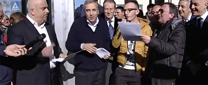 Copertina di Referendum, Gasparri in tv interpreta “Meravigliosa frittura” della Nannini e la dedica a De Luca