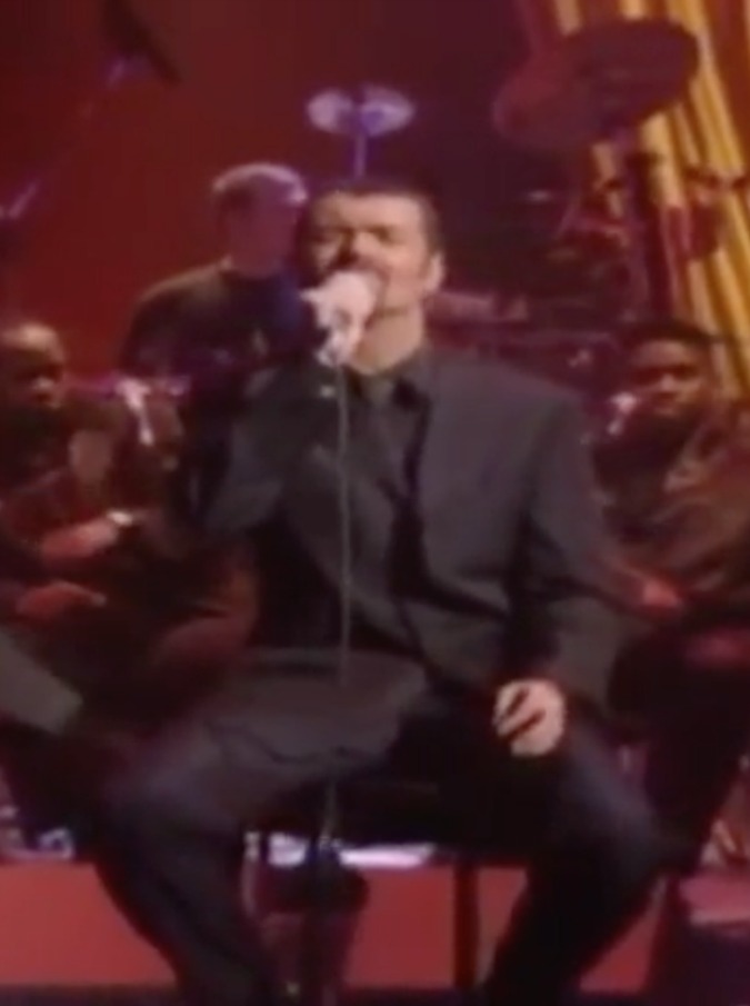 Copertina di George Michael morto, un minuto di grandi successi