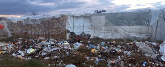 Copertina di Piana di Gioia Tauro, MeduOnlus: “Più di 2mila migranti accampati in condizioni di vita disastrose”