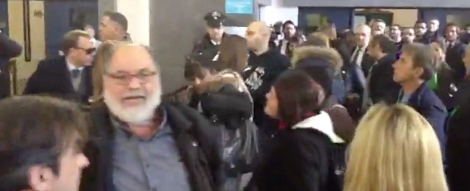 Copertina di Ilva, ennesimo rinvio del processo. La gente urla in aula: “Vogliamo giustizia per i morti”