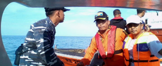 Copertina di Indonesia, caduto in mare l’aereo scomparso dai radar: “Trovati i corpi delle vittime”