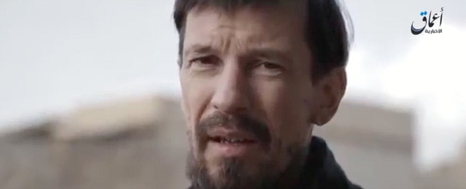 Copertina di Isis, riappare il reporter britannico obbligato a girare i video di propaganda dello Stato islamico