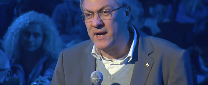 Copertina di “La Costituzione è NOstra”, Landini: “Renzi autoritario. Il suo modello è Marchionne”