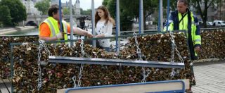 Copertina di Parigi, messi all’asta i ‘lucchetti dell’amore’: “Il ricavato sarà destinato ai campi profughi della città”