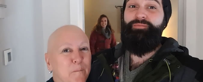 Copertina di Quando gli auguri di Natale fanno scendere le lacrime. Sorpresa di una figlia alla mamma malata