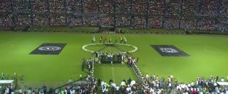 Copertina di Aereo Colombia: fiori e lacrime, omaggio per le vittime allo stadio di Medellin
