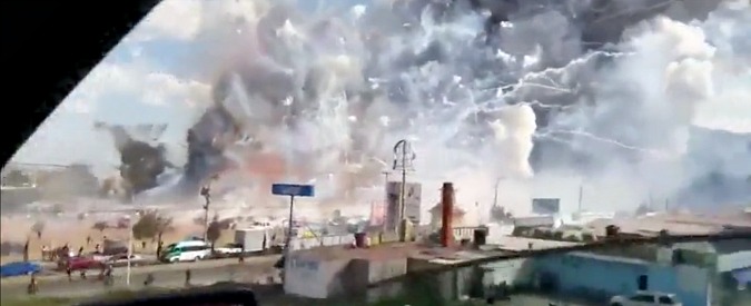 Copertina di Messico, esplode mercato fuochi pirotecnici: 36 morti e 70 feriti